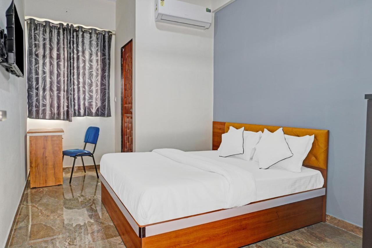 Capital O Hotel Santeria Inn Surat Ngoại thất bức ảnh