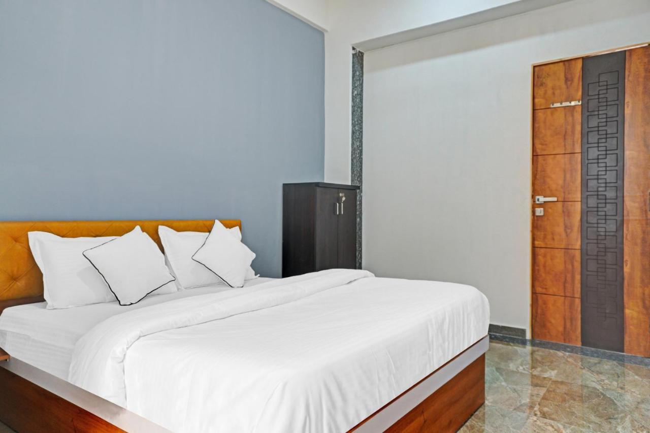 Capital O Hotel Santeria Inn Surat Ngoại thất bức ảnh